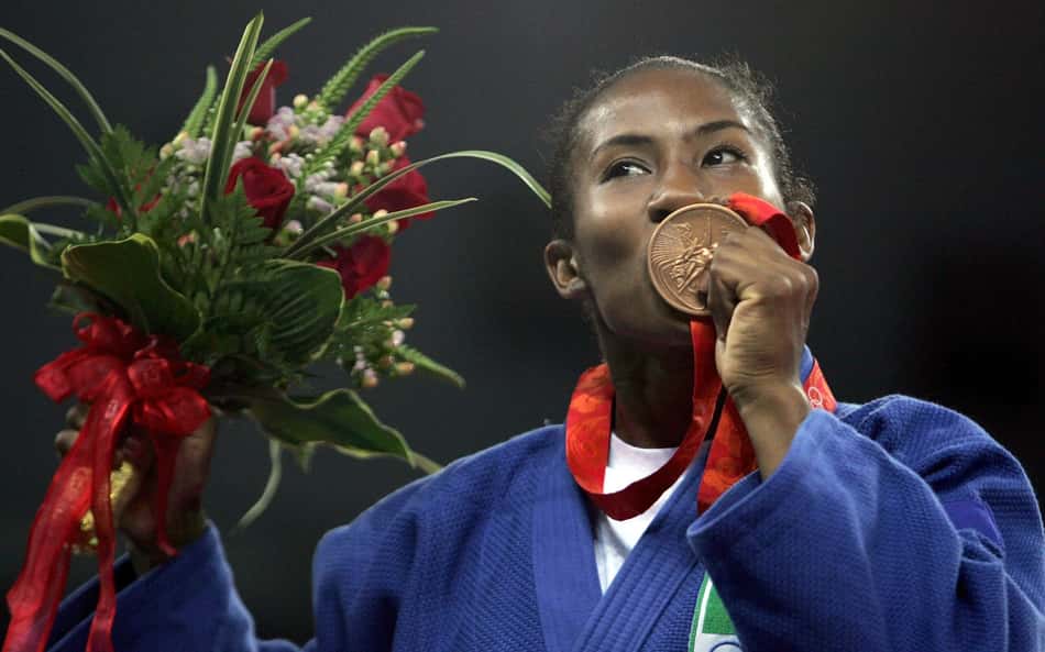 Judoca brasileira Ketleyn Quadros beija sua medalha de bronze e, com a mão direita, segura um buquê de flores no pódio dos Jogos Olímpicos de Pequim 2008