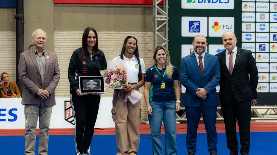 Ketleyn Quadros recebe homenagem da Confederação Brasileira de Judô, no Ginásio do Sogipa