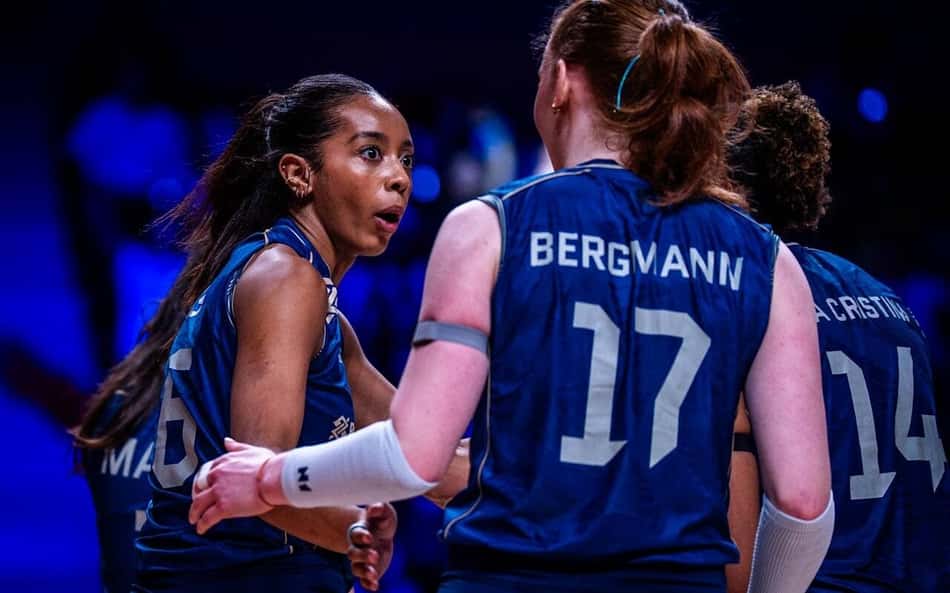Kisy, de lado, e Julia Bergmann, de costas, conversam durante o jogo entre Brasil e Turquia pela final da Liga das Nações