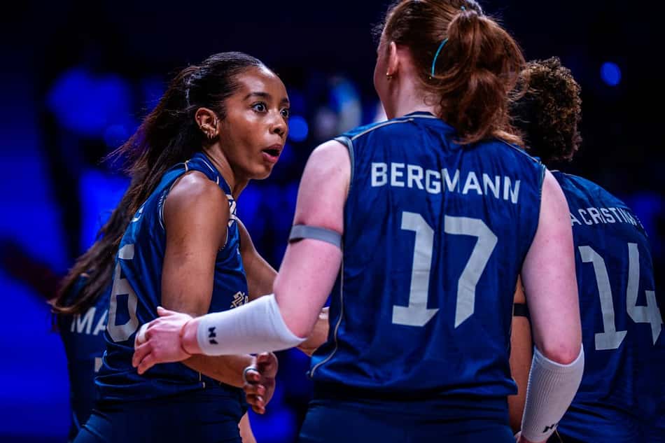 Kisy, de lado, e Julia Bergmann, de costas, conversam durante o jogo entre Brasil e Turquia pela final da Liga das Nações