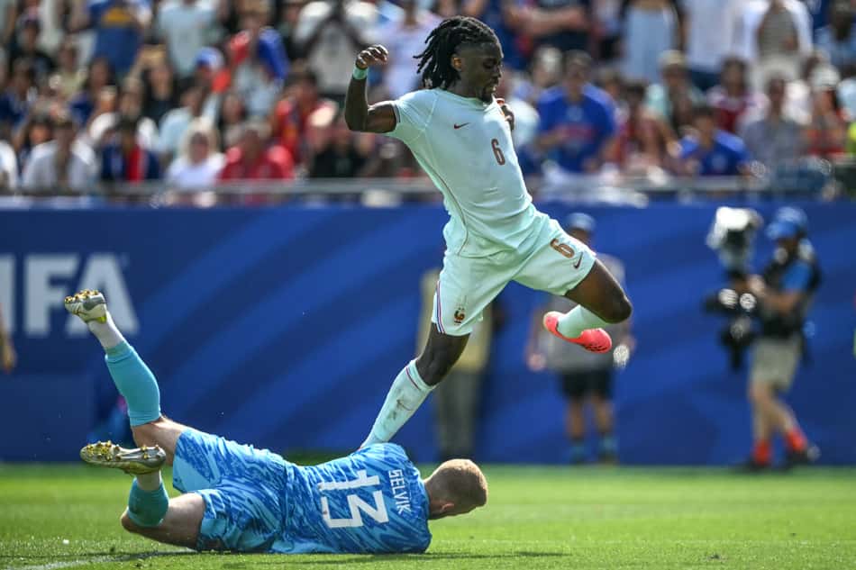 Koné disputando a bola