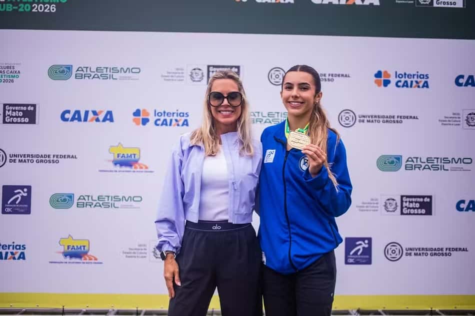 Kyara Belfort ao lado da mãe Joana Prado, após o Brasileiro de Atletismo Sub-20