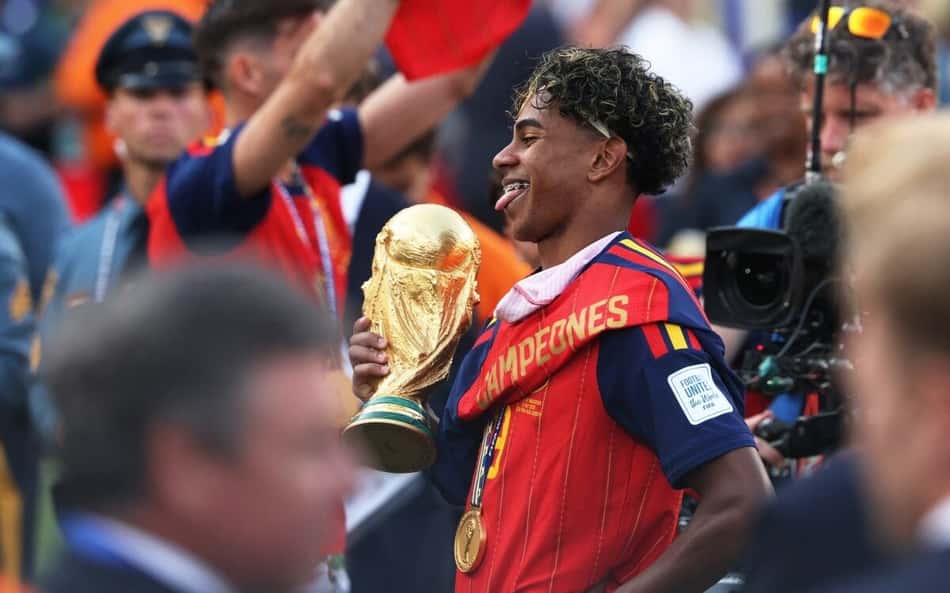 Lamine Yamal com o taça da Copa do Mundo 2026 (Foto: Odd ANDERSEN / AFP)