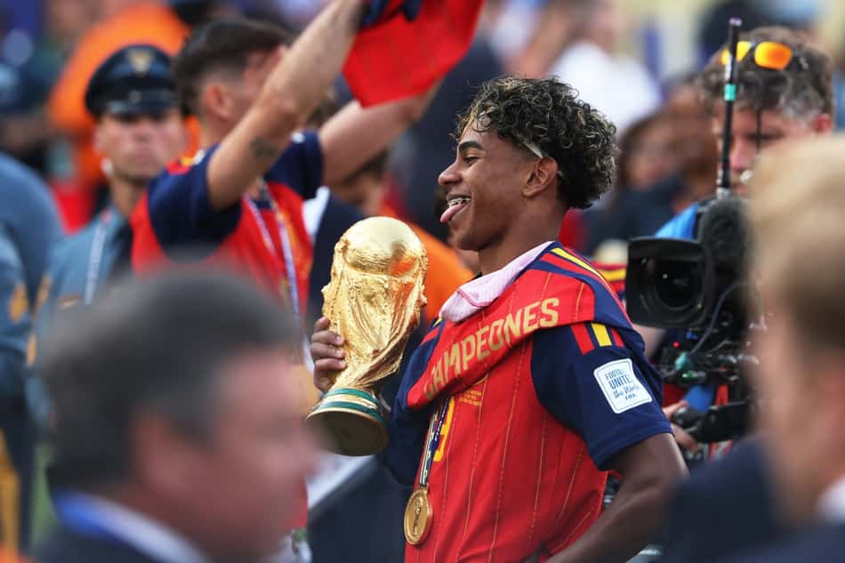 Lamine Yamal com o taça da Copa do Mundo 2026 (Foto: Odd ANDERSEN / AFP)