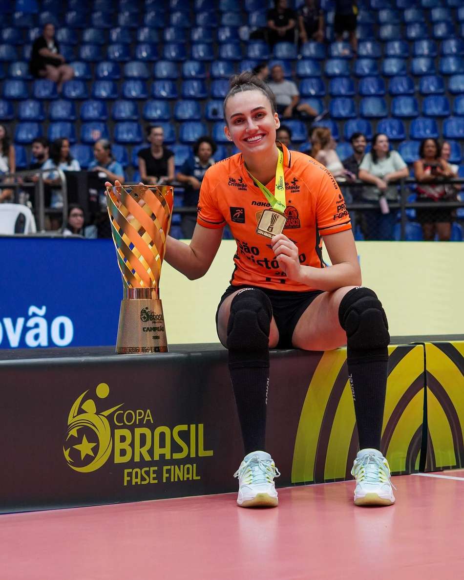 Larisa Besen posa com o troféu da Copa Brasil de vôlei 2025