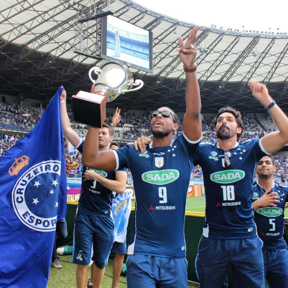 Jogadores do Sada Cruzeiro comemoram o título do Mundial de Clubes de 2015 com a torcida. no Mineirão