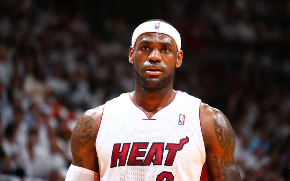 LeBron James, com expressão série, em jogo do Miami Heat na NBA