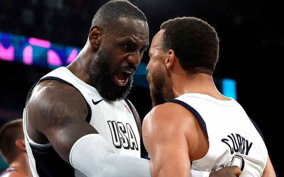 LeBron James e Stephen Curry em ação pelos EUA em Paris 2024 (Foto: EFE/EPA/YOAN VALAT)