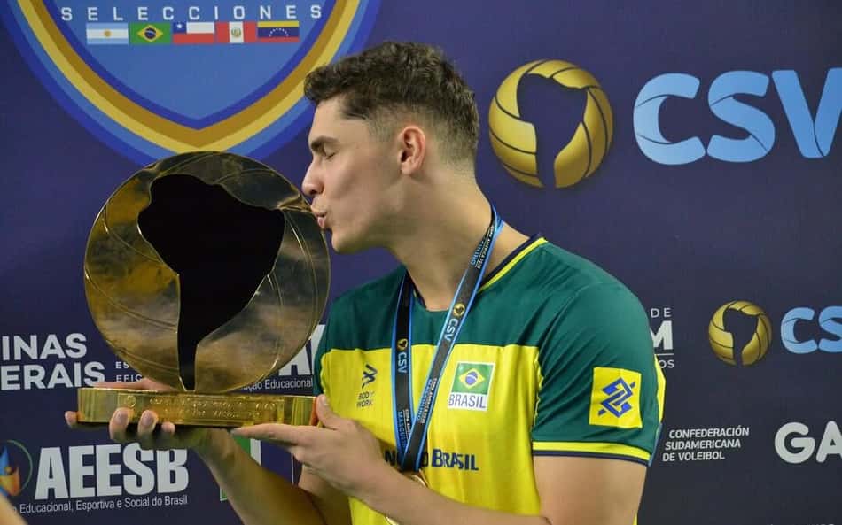 Leo Lukas beija o troféu da Copa América de vôlei 2023