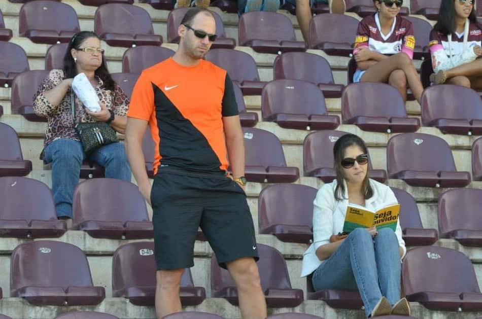 Léo Mendes na arquibancada da Fonte Luminosa. (Acervo pessoal)