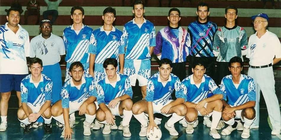Léo Mendes (o terceiro jogador, em pé), quando atuava no futsal de Araraquara. (Acervo pessoal)