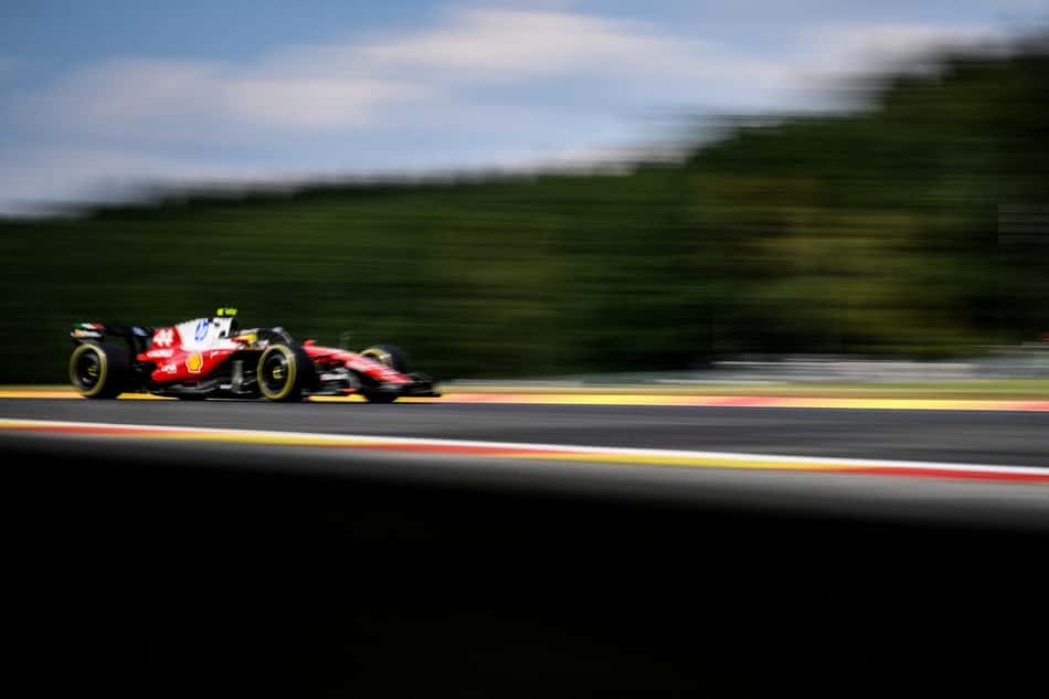 Lewis Hamilton, da Ferrari, em ação no GP da Bélgica pela F1 2026