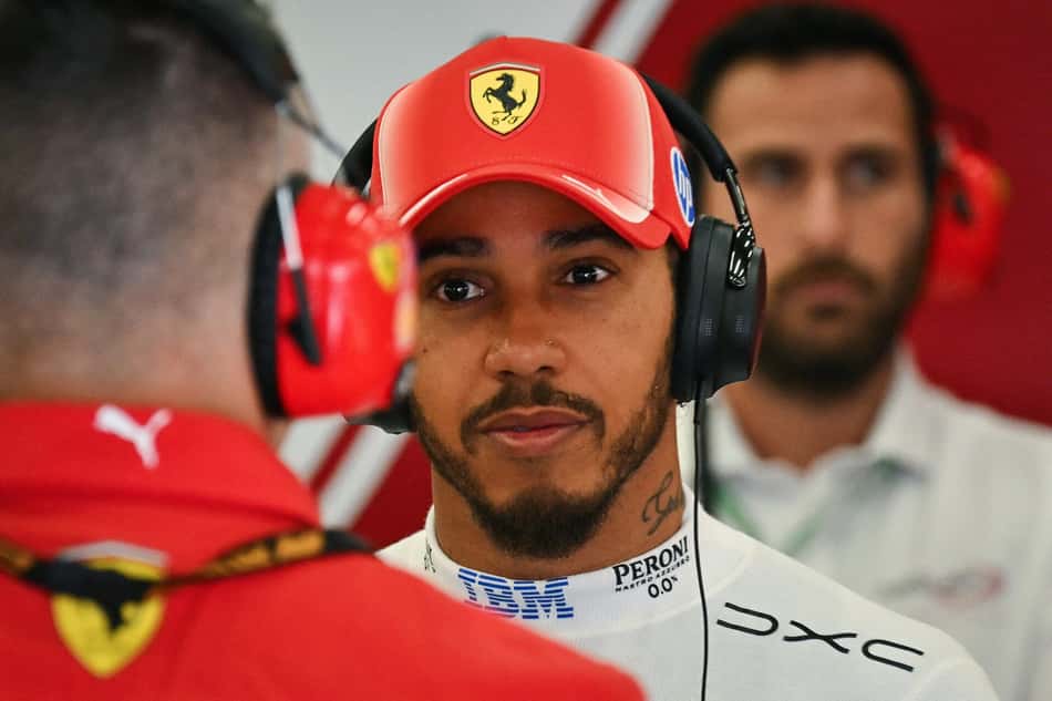 Lewis Hamilton na garagem da Ferrari no GP da Bélgica pela F1 2026