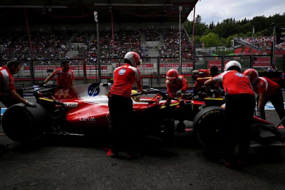 Lewis Hamilton na garagem da Ferrari no GP da Bélgica pela F1 2026