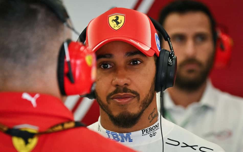 Lewis Hamilton na garagem da Ferrari no GP da Bélgica pela F1 2026