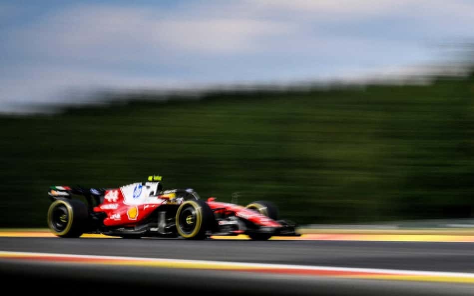 Lewis Hamilton, da Ferrari, em ação do GP da Bélgica pela F1 2026