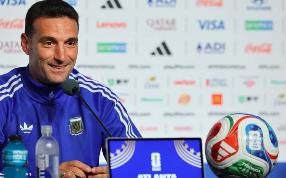 Lionel Scaloni faz gestos durante uma coletiva de imprensa na véspera da partida das oitavas de final da Copa do Mundo entre Argentina e Egito (Foto: Alejandro Pagni / AFP)