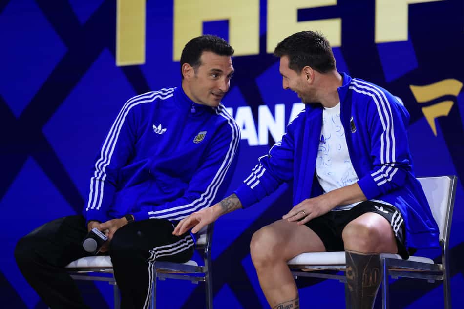 Lionel Scaloni e Lionel Messi, da Argentina, em evento antes da final da Copa do Mundo de 2026 contra a Espanha