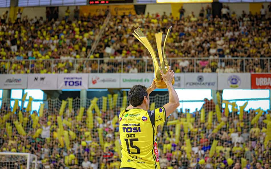 jogador levanta trofeu da LNF em direção à torcida