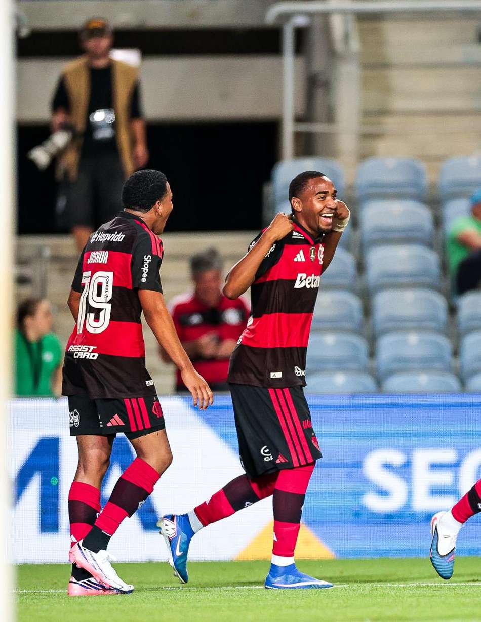 Lorran comemora seu gol no amistoso do Flamengo contra o Lausanne-Sport