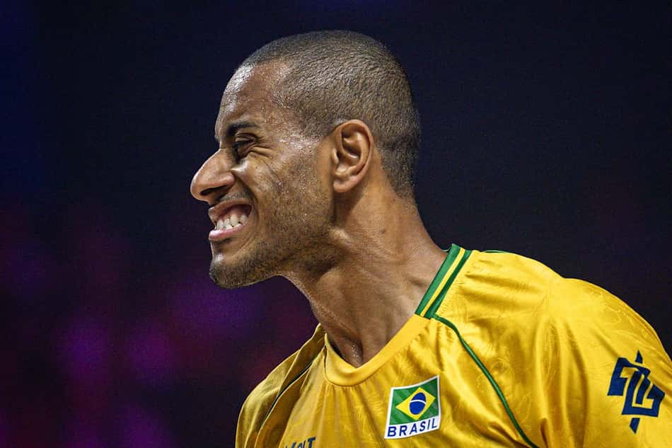 De olhos fechados e com dentes à mostra, Lucarelli reage em jogo do Brasil pela VNL 2026 brasil itália vôlei
