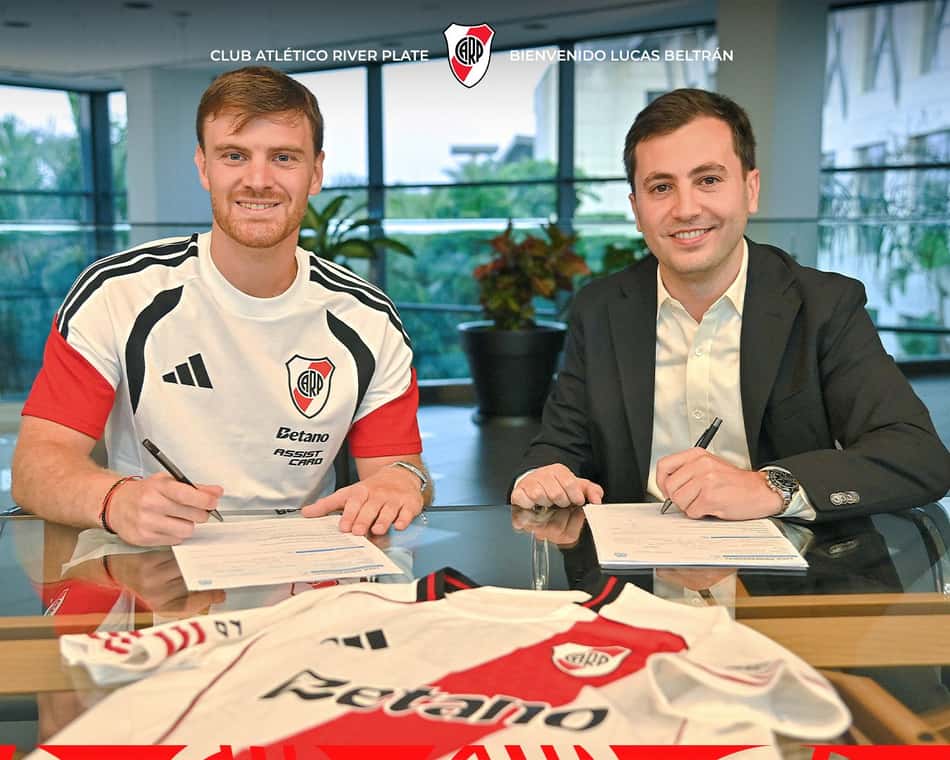 Lucas Beltrán e empresário assinando contrato com River Plate