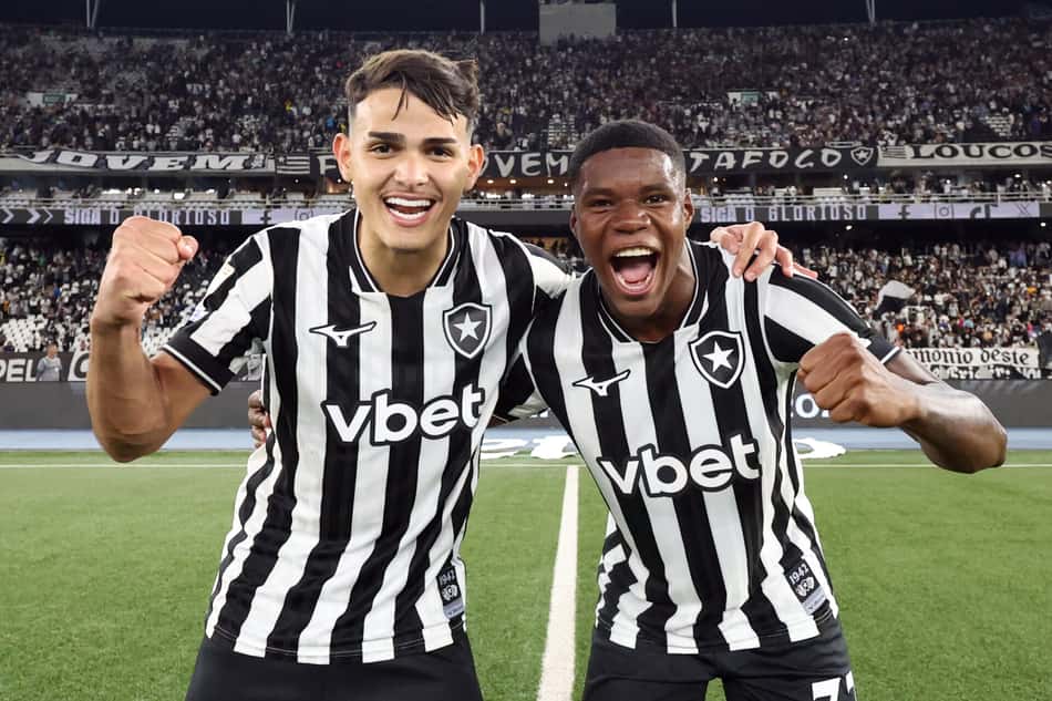 Lucas Emanuel e Kadir Barría comemoram vitória do Botafogo em cima do Santos no Brasileirão