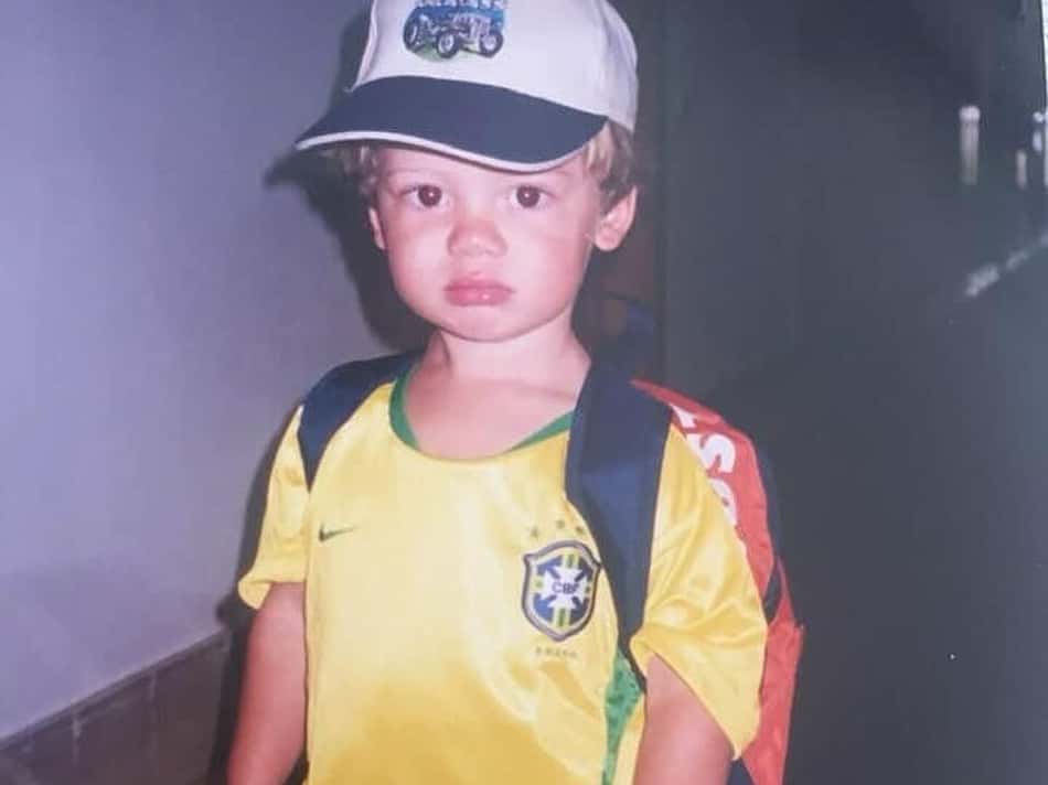 Lucas Pinheiro, na infância, usando a camisa da Seleção Brasileira de futebol