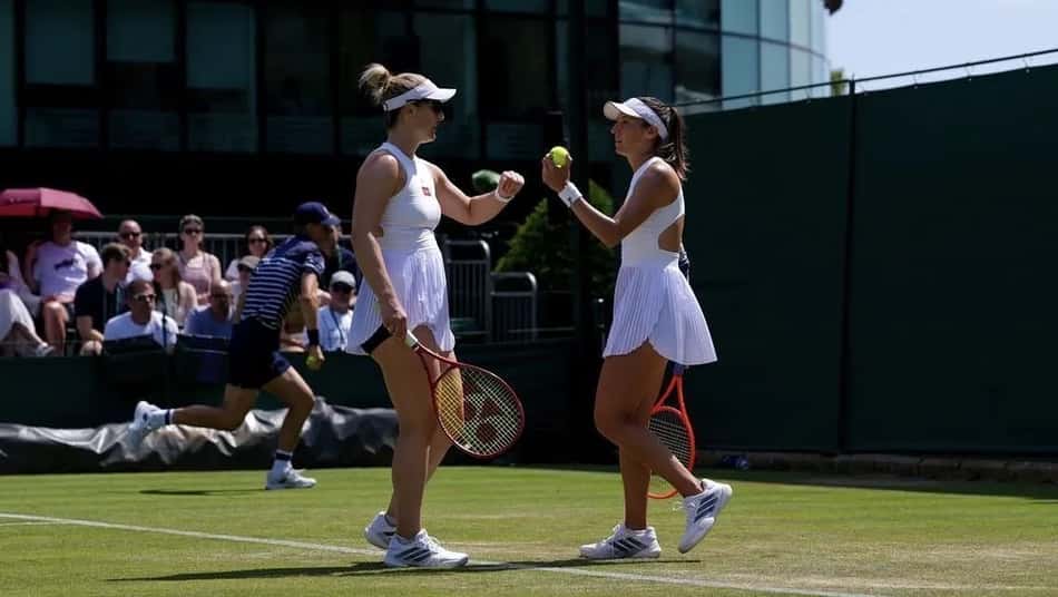 Luisa Stefani e Gabriela Dabrowski em ação em Wimbledon