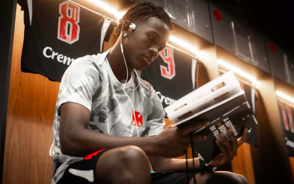 Vasco entrega Welcome Kit aos atletas do sub-20 antes de partida decisiva no Brasileiro