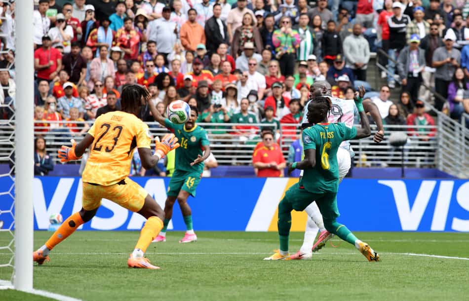 Romelu Lukaku, camisa 9 da Bélgica, marca o primeiro gol de sua equipe na partida da fase de 32 da Copa do Mundo da FIFA 2026 entre Bélgica e Senegal.