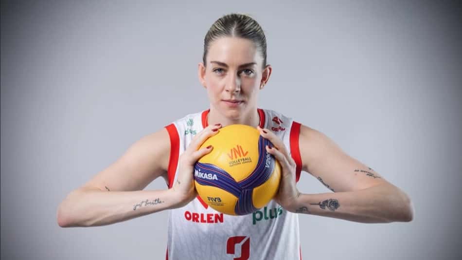 Magdalena Stysiak posa com bola de vôlei da VNL e com a camisa da seleção polonesa