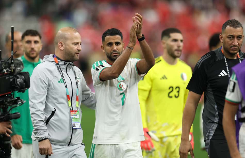 Riyad Mahrez (nº 7), da Argélia, aplaude a torcida após a derrota por 2 a 0 na partida da segunda fase da Copa do Mundo da FIFA 2026 entre Suíça e Argélia.