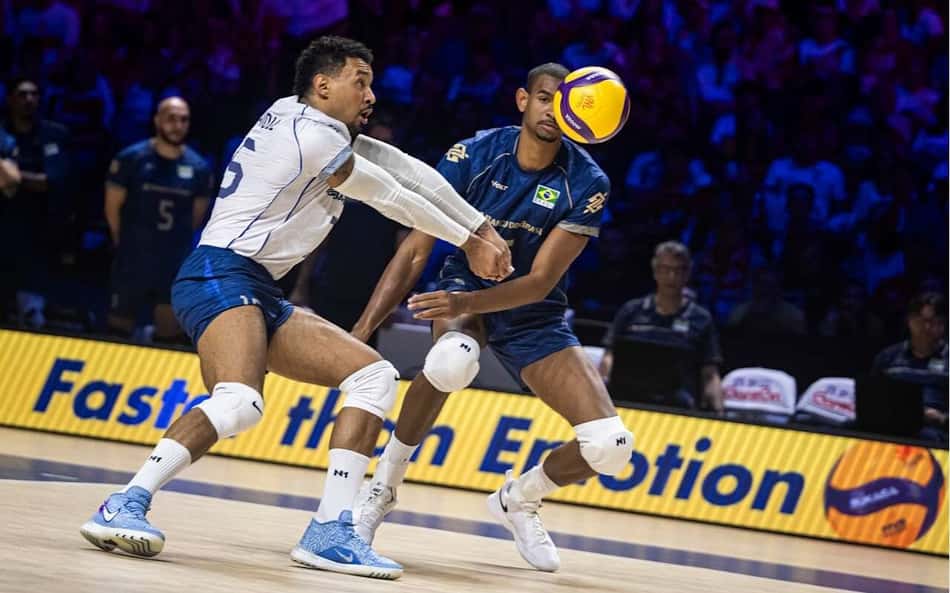 Maique e Adriano na linha de passe de Brasil x Polônia pela Liga das Nações
