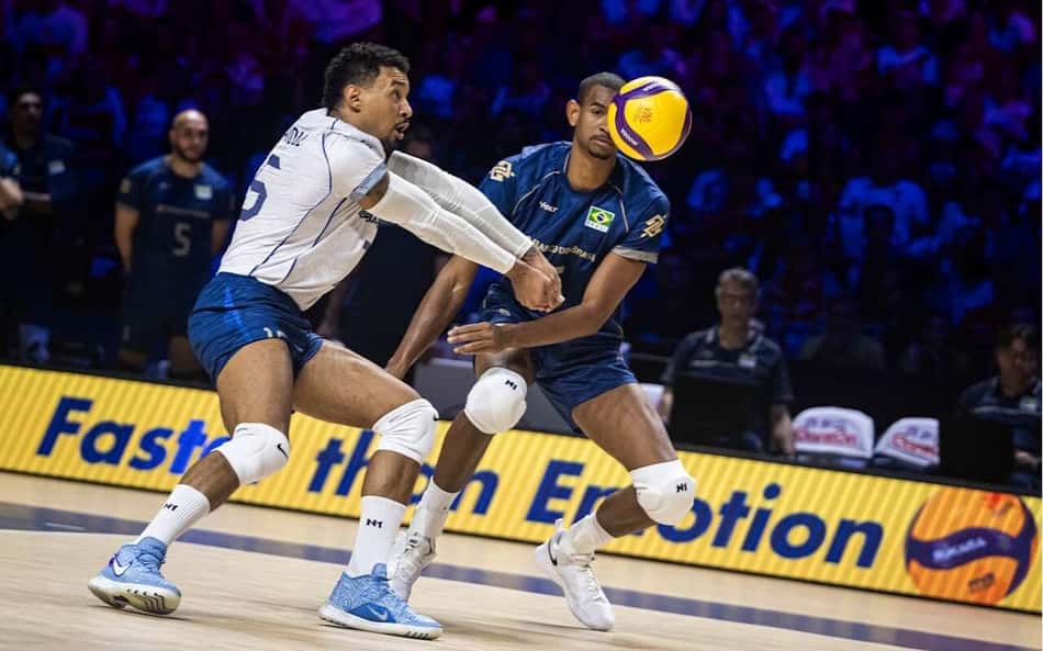 Maique e Adriano na linha de passe de Brasil x Polônia pela Liga das Nações