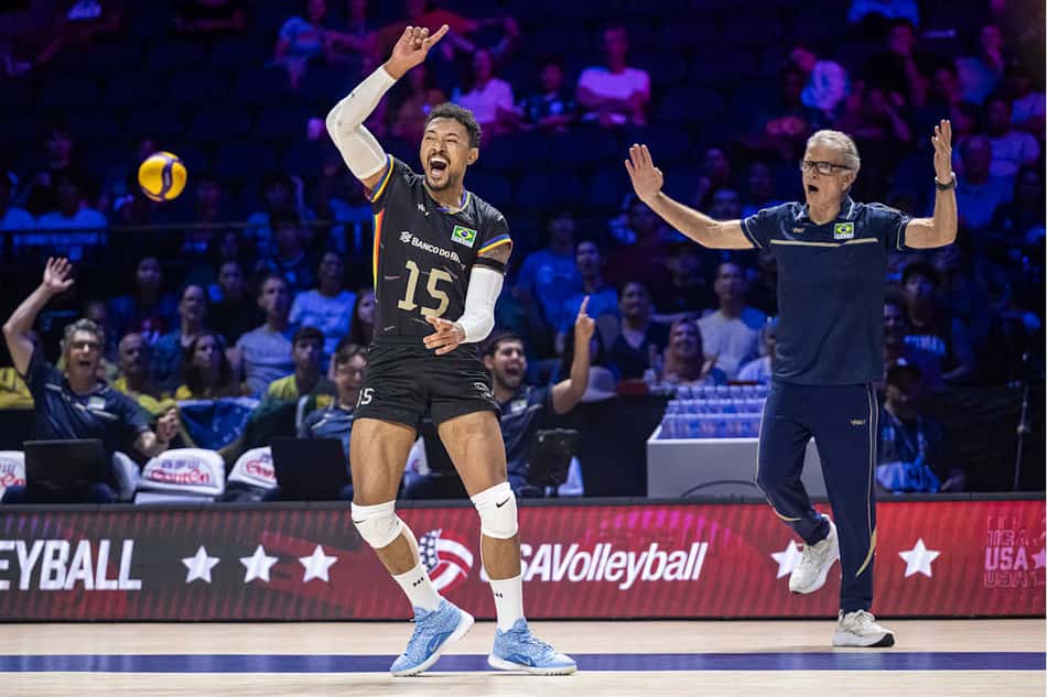 Maique ergue o dedo indicador direito e comemora ponto do Brasil contra a França na VNL 2026
