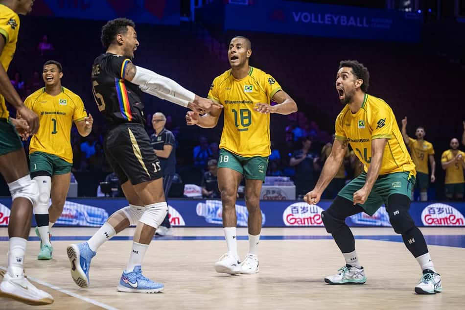 Maique, de preto, grita e comemora com Lucarelli e Cachopa, de amarelo, um ponto do Brasil em jogo contra a França pela VNL 2026