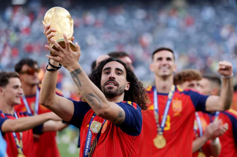 Marc Cucurella, da Espanha, levanta o troféu da Copa do Mundo