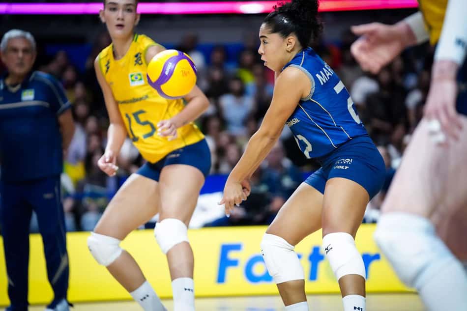 A líbero Marcelle durante o jogo entre Brasil e Polônia pela VNL