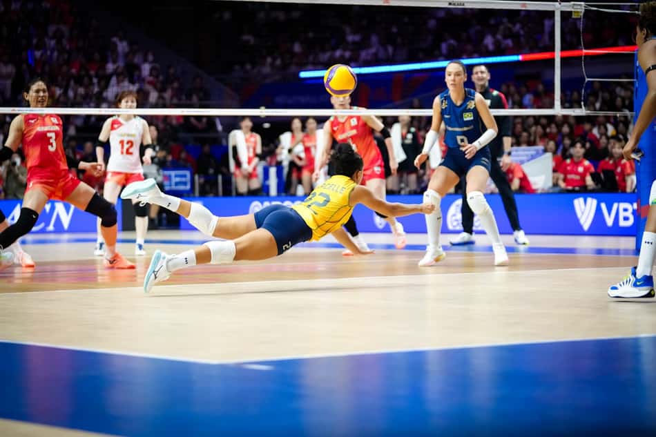 Marcelle se joga no chão para defender em Brasil x Japão na VNL