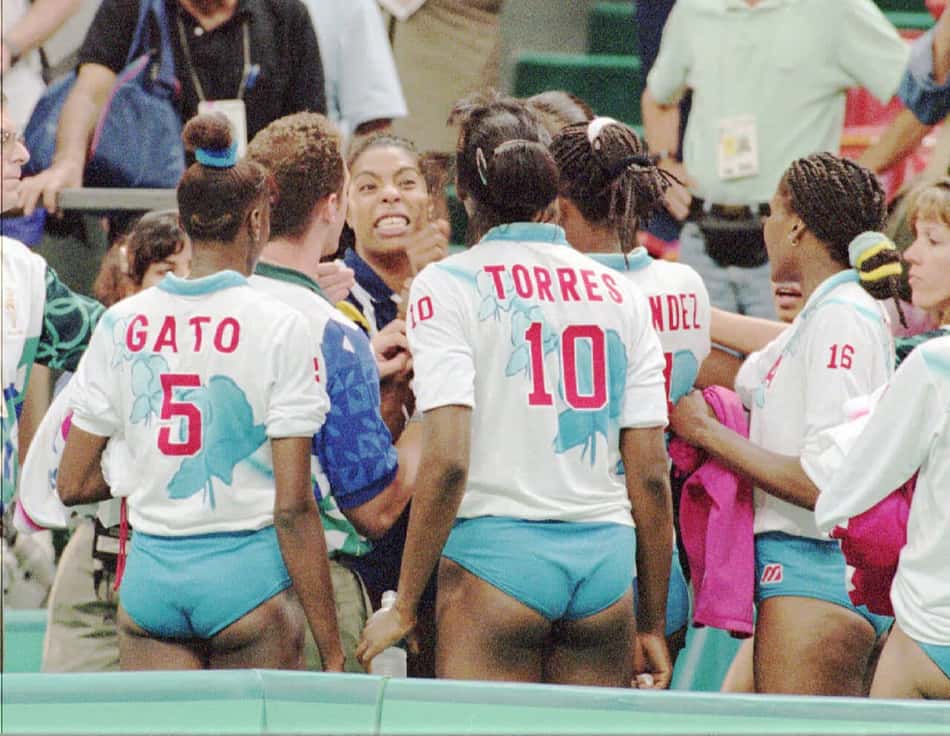 Márcia Fu discute com jogadoras cubanas na semifinal das Olimpíadas de Atlanta 1996