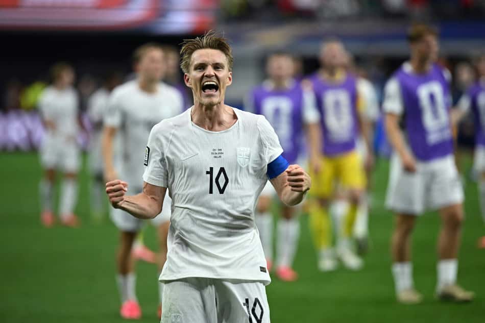 O meio-campista da Noruega, Martin Odegaard (camisa 10), comemora após vencer a partida da fase de 32 da Copa do Mundo de 2026 entre Costa do Marfim e Noruega.