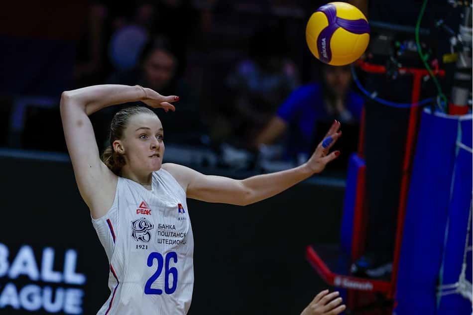De regata branca, Masa Kirov, da Sérvia, olha para a bola e realiza movimento de ataque em jogo da VNL 2026