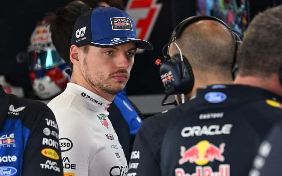 Max Verstappen, fora do carro, nos boxes do GP da Inglaterra da F1