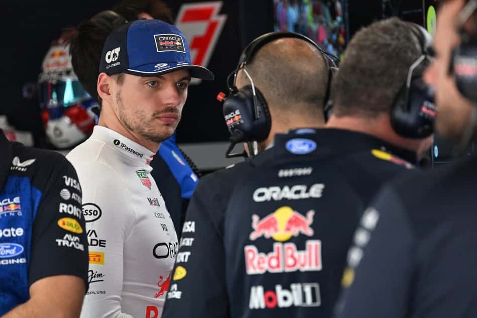 Max Verstappen, fora do carro, nos boxes do GP da Inglaterra da F1