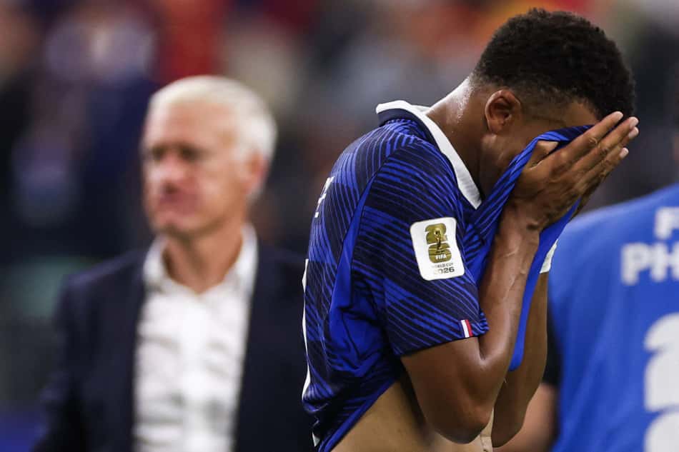 O atacante francês número 10, Kylian Mbappé, reage após a derrota na semifinal da Copa do Mundo de 2026 entre França e Espanha, no Estádio Dallas, em Arlington