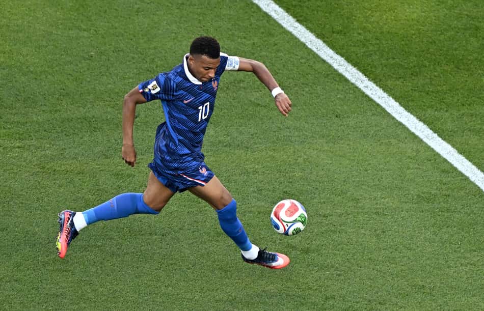O atacante francês número 10, Kylian Mbappé, controla a bola durante a partida das oitavas de final da Copa do Mundo de 2026 entre Paraguai e França, no Estádio da Filadélfia