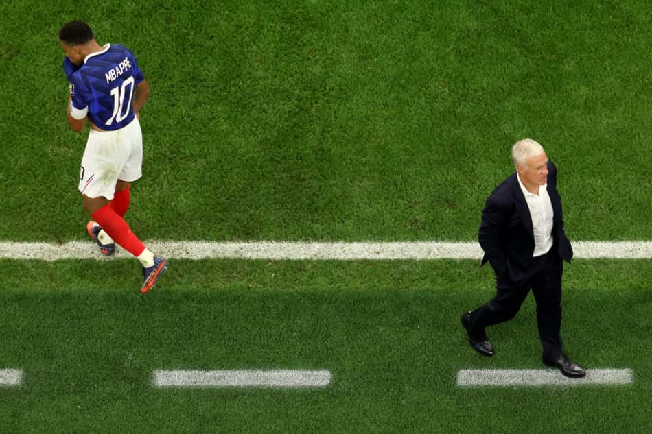 Mbappé caminha para o campo e Deschamps vai para o lado oposto
