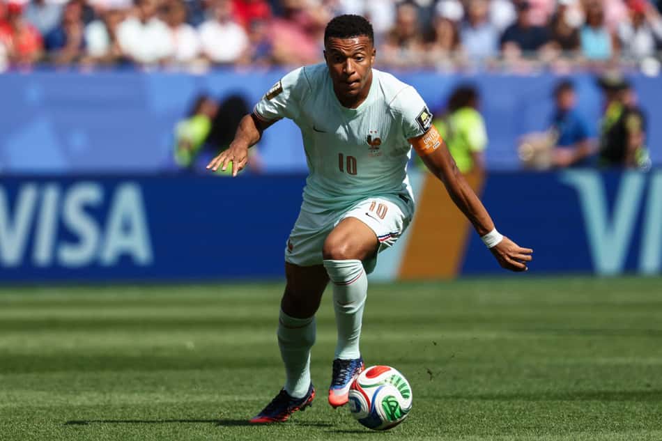 Mbappé conduzindo a bola em campo
