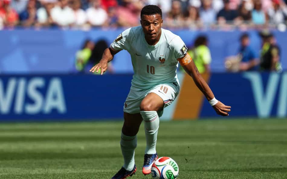 Mbappé conduzindo a bola em campo
